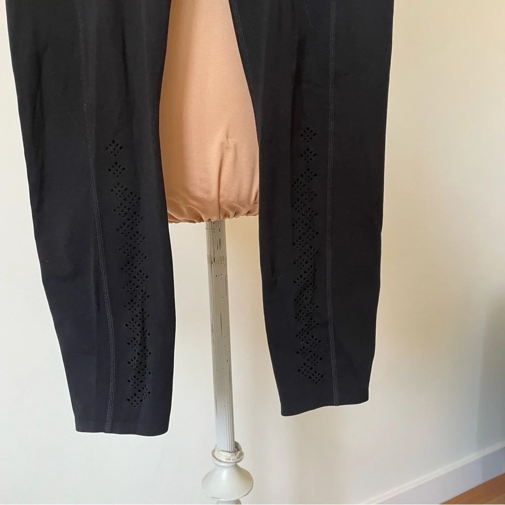 Athleta Black Niyama 7/8 Length Laser Cut Side Pockets Leggings 353777 EUC S
